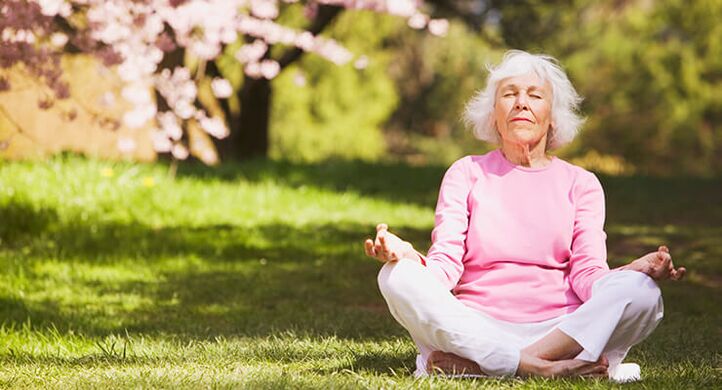 yaşlı qadın omba artrozu ilə meditasiya edir